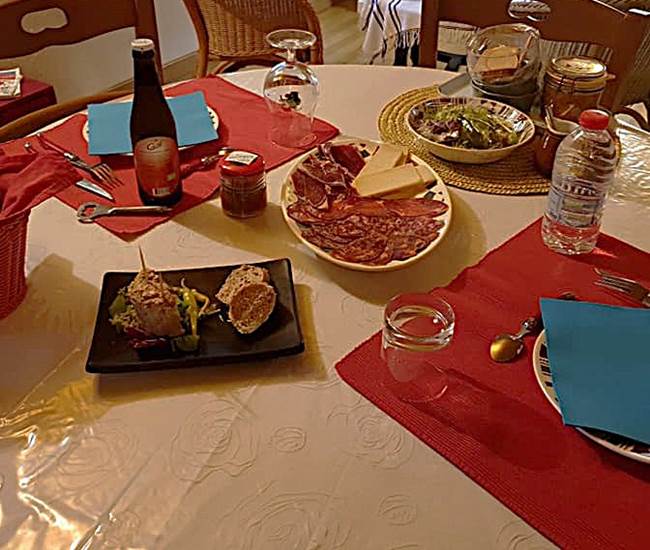 Planche froide servie à l'étage-photo-news