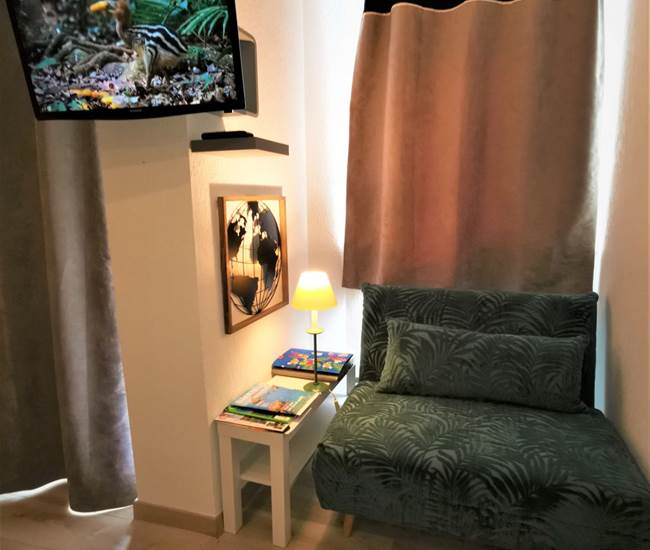 OCEAN 7 - Rideaux occultants un jour de plein soleil. Espace lecture et 3e Voyageur.-photo-page