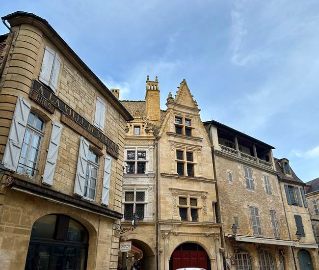 #sarlat #perigord #dordogne #sarlattourisme #sudouest #visiteguidee #baladesguideesdecamille #tourisme #patrimoine #histoire #anecdotes #gastronomie #france #dordogneperigordtourisme #visitfrance #visitdordogne #perigordnoir-photo-page
