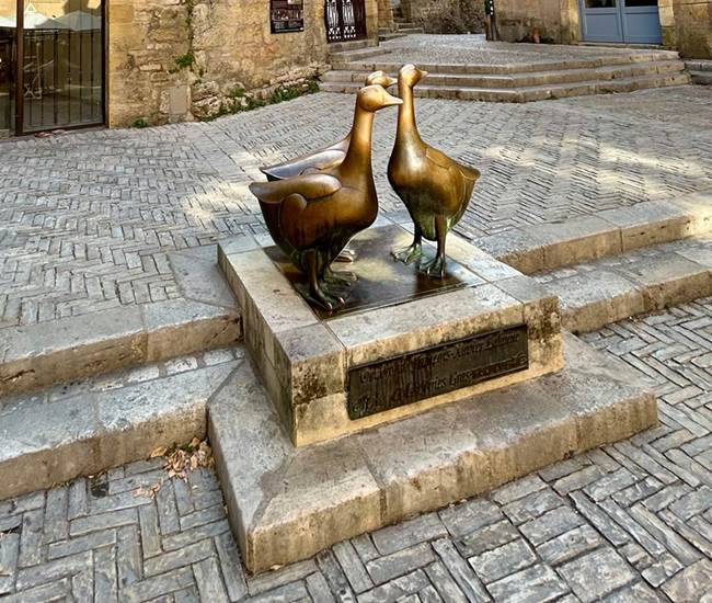 #sarlat #perigord #dordogne #sarlattourisme #sudouest #visiteguidee #baladesguideesdecamille #tourisme #patrimoine #histoire #anecdotes #gastronomie #france #dordogneperigordtourisme #visitfrance #visitdordogne #perigordnoir-photo-page