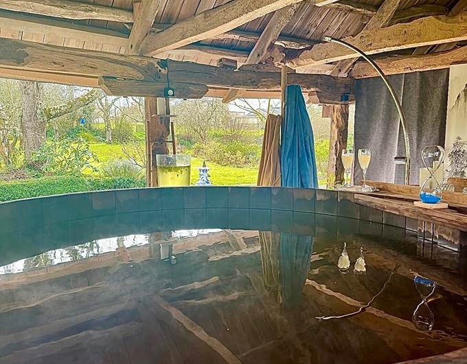 moment de pure détente dans le bain Ofuro avec vue imprenable sur le parc