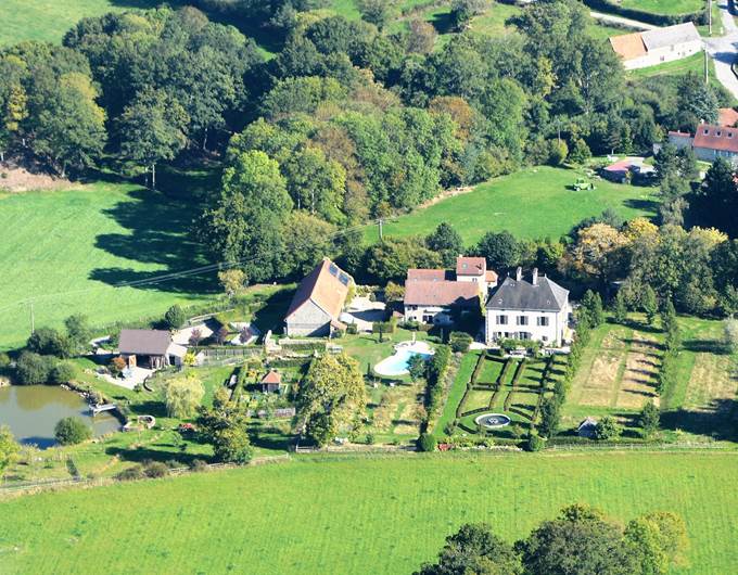 Deux cottages de charme 4 étoiles dans un domaine paysagé aavec piscine chauffée, tennis et étang de pêche privés