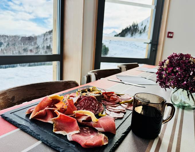 Gastronomie béarnaise avec vue panoramique sur les Pyrénées