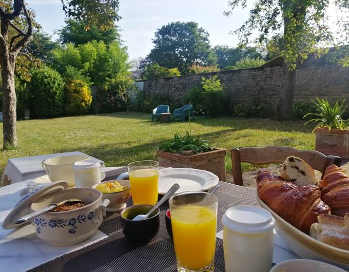 PETIT DEJEUNER AU JARDIN