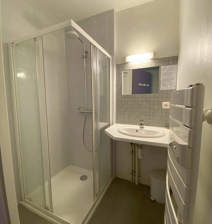 Chambre 2pers 21 salle de bain Maison du Randonneur AuxR_M_la_rando