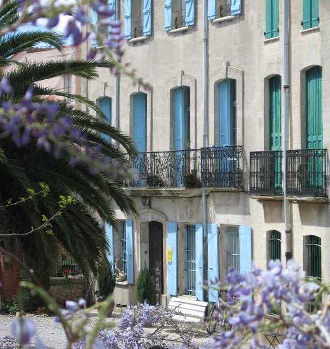 Vu d’extérieur - été - fleuris