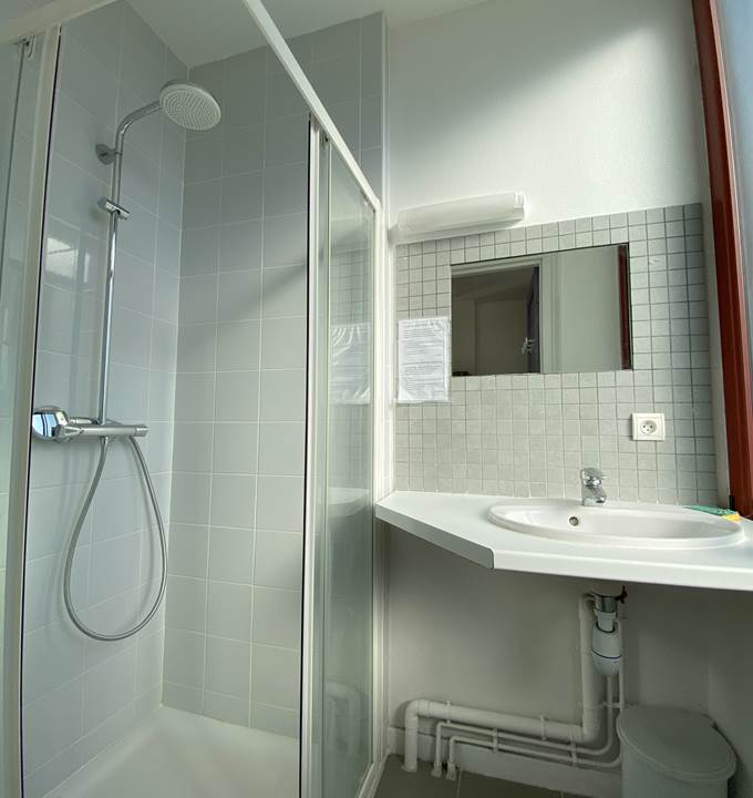 Chambre 6pers 23 Maison du Randonneur AuxR_M_la_rando salle de bain