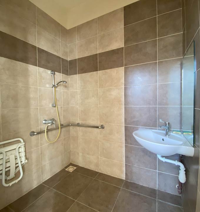 Chambre 4pers 11 Maison du Randonneur AuxR_M_la_rando douche