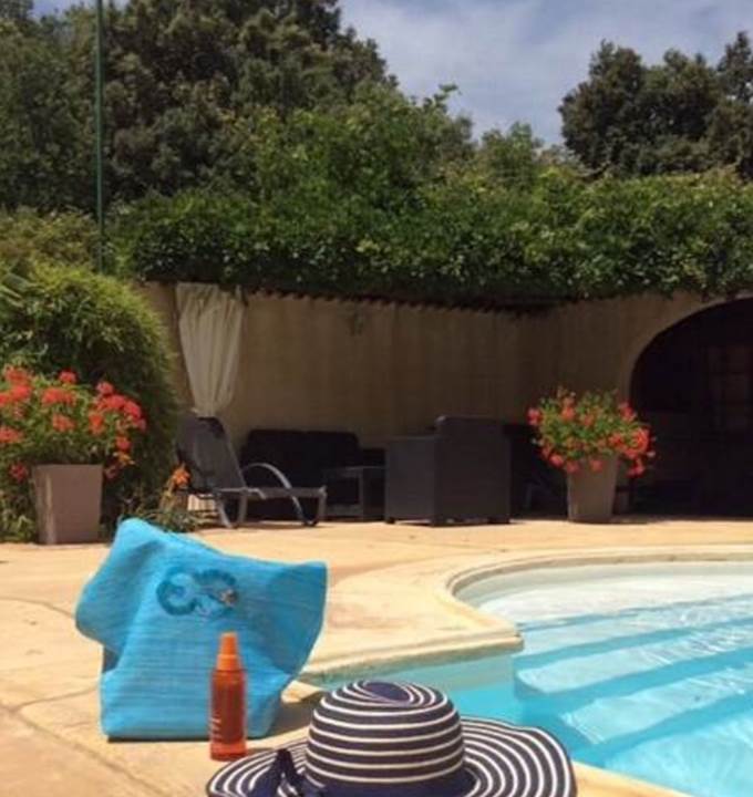 Piscine et chapeau