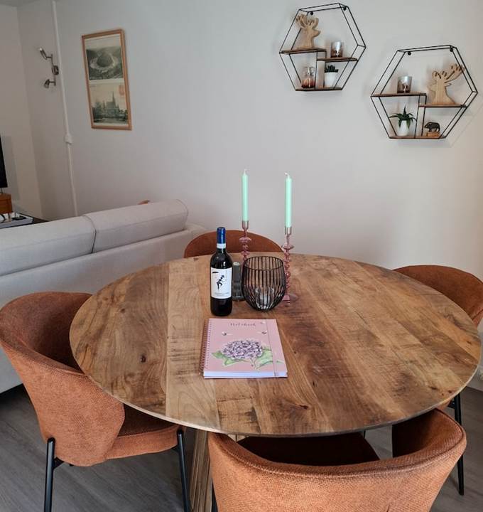 Table à manger moderne 