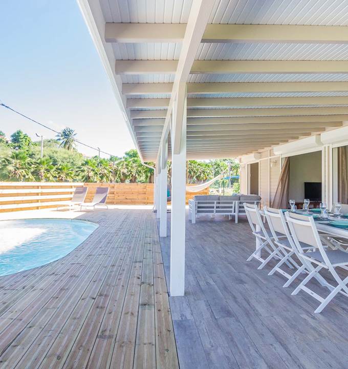 ensemble terrasse et piscine