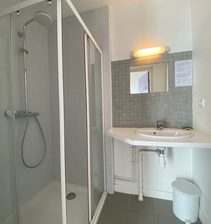 Chambre 4pers 22 Maison du Randonneur AuxR_M_la_rando salle de bain