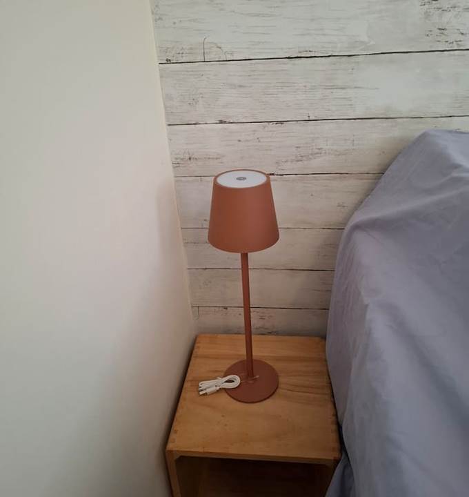 Table de chevet avec sa lampe 