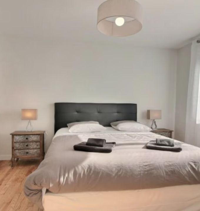 Chambre RDC lit 160 literie qualité hôtellerie 