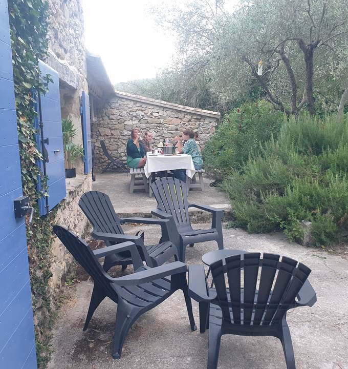 Terrasse gîte four à pain