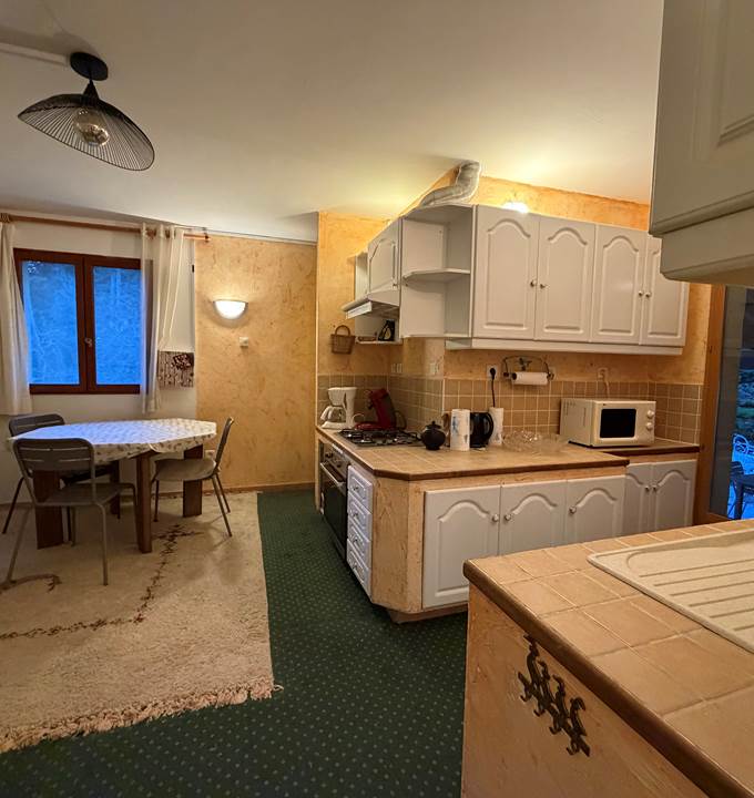 Coin repas intérieur dans la cuisine