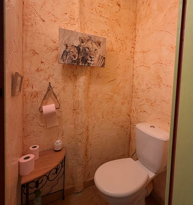 WC séparés à la sortie du salon