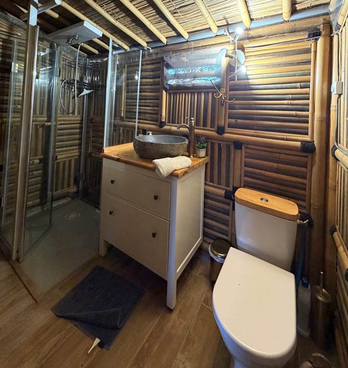Salle d'eau avec WC