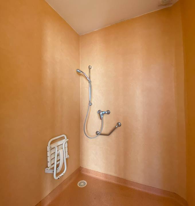 Chambre 3pers 12 Maison du Randonneur AuxR_M_la_rando douche