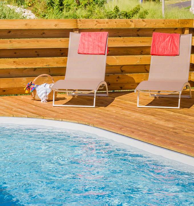 7  transats autour de la piscine