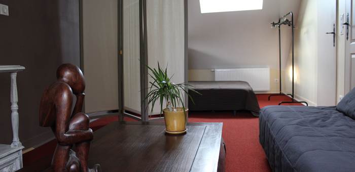 Chambre confortable disposant d'un lit queen size et d'un espace salon. TV écran plat. Salle de douche et toilettes privés. Deux fenêtres vue campagne et deux vélux éclairent l'espace.Chauffage central et climatisation individuelle contribuent à votre confort.