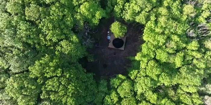 Bulle au cœur de la foret vue du ciel