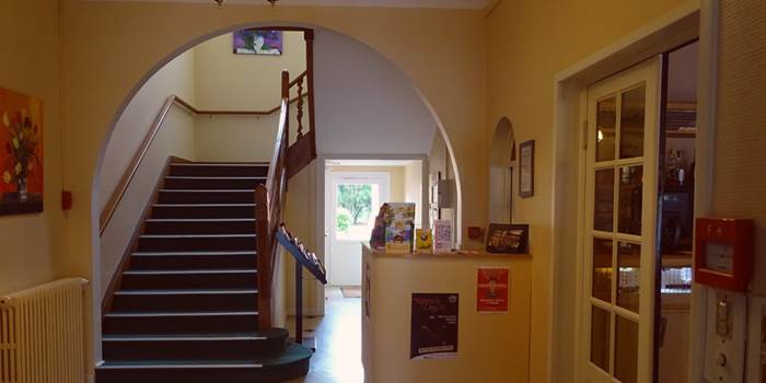 HÔTEL-RESTAURANT-LE-CHEVAL-BLANC-hall-d'entrée