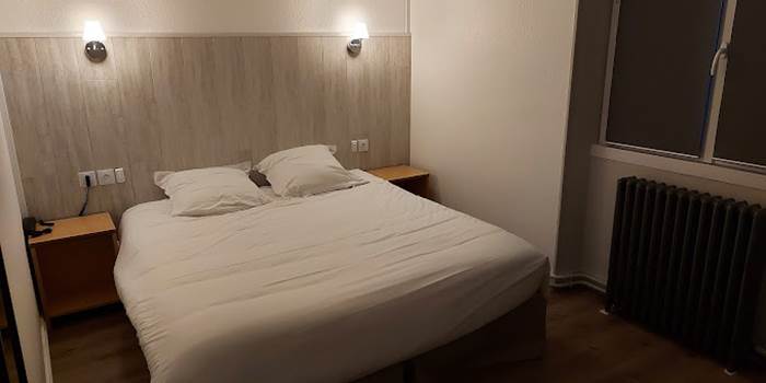 HÔTEL-RESTAURANT-LE-CHEVAL-BLANC-lit-double