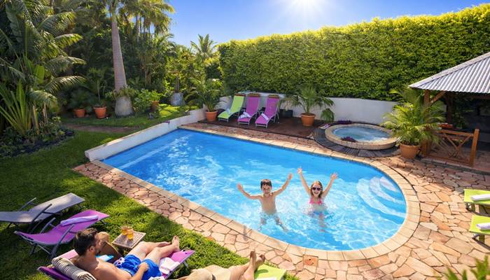 journe-ensoleille-au-bord-de-la-piscine-chauffe