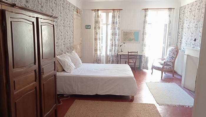 Le Mas Palegry chambres d'hôtes Perpignan - Chambre n°4 suite aux oiseaux une chambre parentale avec un lit double. Une chambre avec 3 lits simples, un grand bureau et une table en marbre. Une salle de bains