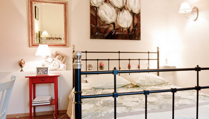 Chambre double confort, lit 160, bureau, Tv, wifi, climatisation, sdb et w.c privatifs en face la chambre. Salon détente en face la chambre avec plateau de courtoisie, bouilloire, micro-ondes.
