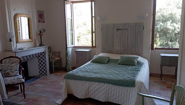 Lit dans chambre Amado