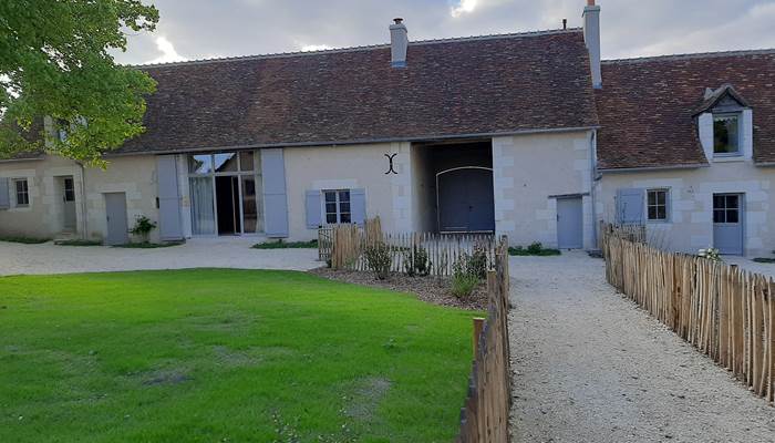 Jardin du Cygne et vue sur le porche d'entrée