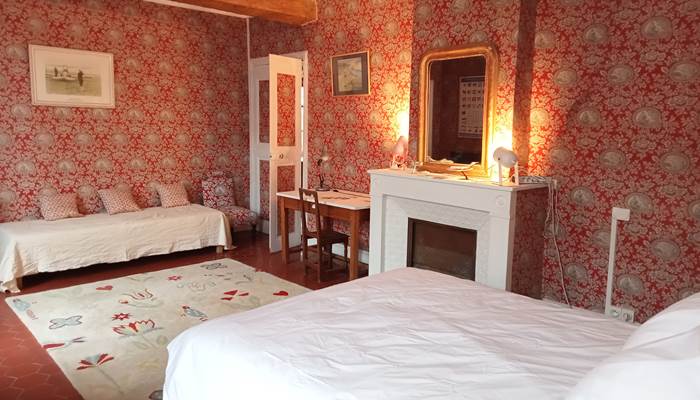 Le Mas Palegry chambres d'hôtes Perpignan - Chambre n°3 côté terrasse, un grand lit double et un lit simple. une cheminée et une salle de bain avec toilettes privative. Décor garanti début années 60. Sol en tomettes anciennes. Portes fenêtres sur mesure de 1870.