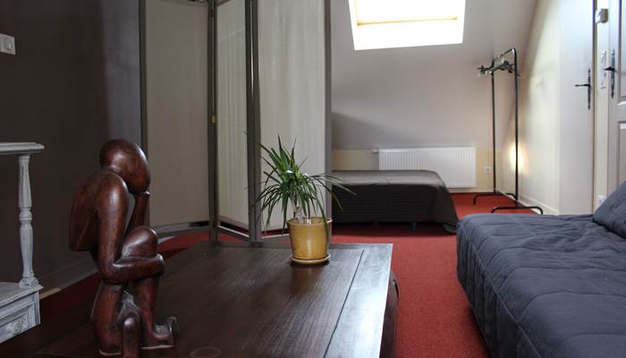 Chambre confortable disposant d'un lit queen size et d'un espace salon. TV écran plat. Salle de douche et toilettes privés. Deux fenêtres vue campagne et deux vélux éclairent l'espace.Chauffage central et climatisation individuelle contribuent à votre confort.