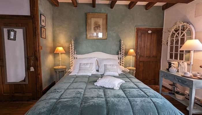 Moulin-Rouhaud-Chambre-la-Tour-lit-queen-size