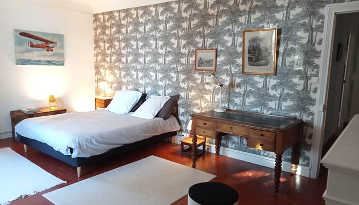 Le Mas Palegry chambres d'hôtes Perpignan - chambre n°2 côté jardin. Grande chambre avec cheminée et un lit double très confortable, décor aéronautique, grande salle de bain privative avec une baignoire en fonte du 19 ème siècle.
