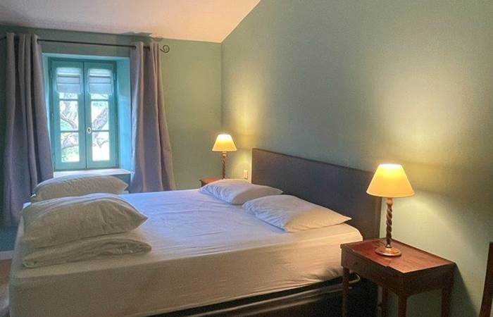 Chambre lit double, étage, salle de bain privative, vue jardin, vignoble, chambres d'hôtes