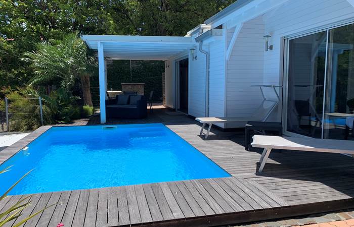 Terrasse extérieure avec piscine et bain de soleil