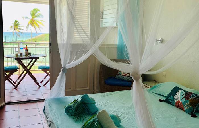 Espace de vie intérieur vue sur la terrasse et mer