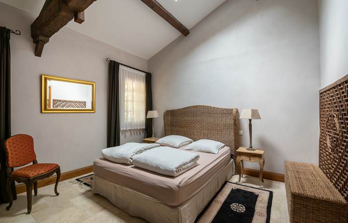 Chambre lit double, rez de chaussée, tourisme et handicap, salle de bain privative, vue jardin et rivière, vignoble, chambres d'hôtes