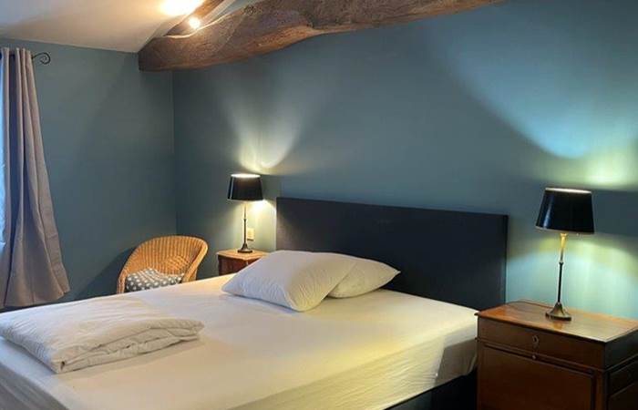 Chambre lit double, étage, salle de bain privative, vue jardin, vignoble, chambres d'hôtes