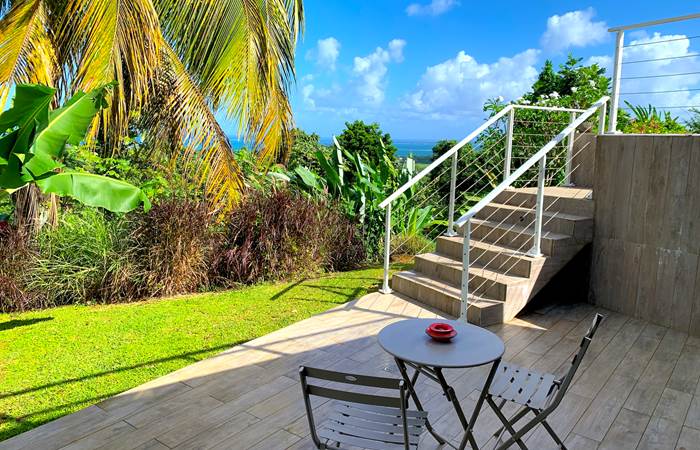 Terrasse privative avec vue mer et accès piscine par escalier