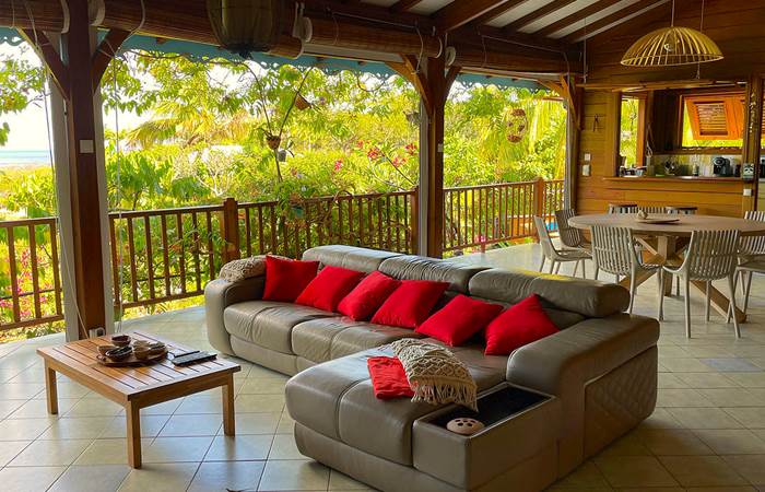 Grand séjour ouvert sur le jardin et la mer