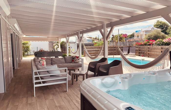 Jacuzzi, salon extérieur et Baby-foot