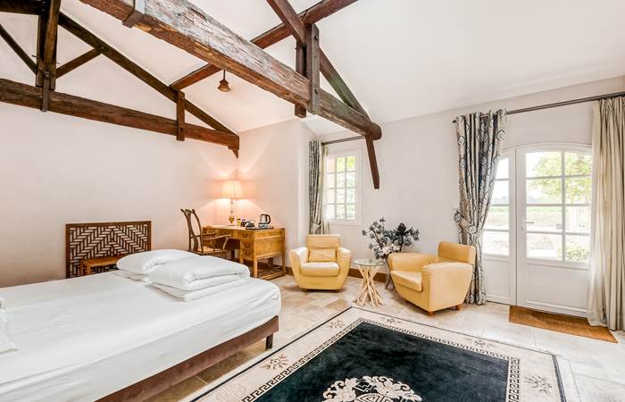 Chambre lit double, rez de chaussée, chambre prestige, salle de bain privative, vue jardin et rivière, vignoble, chambres d'hôtes