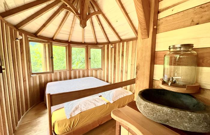 chambre arrondie et grand lit