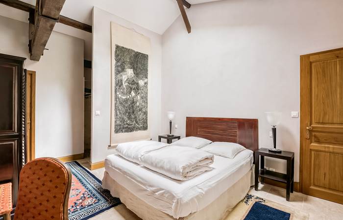 Chambre lit double, rez de chaussée, salle de bain privative, vue jardin et rivière, vignoble, chambres d'hôtes