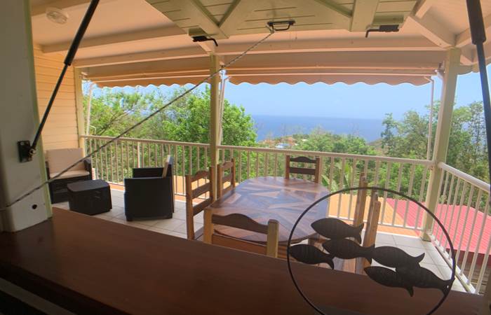 VUE DE LA CUISINE - TERRASSE ET VUE MER