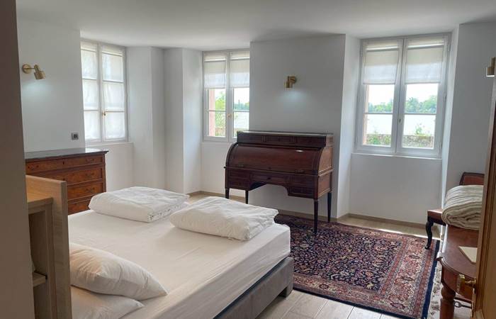 Chambre lit double, rez de chaussée, suite familiale, chambres luxe, salle de bain privative, baignoire, vue jardin, vignoble, chambres d'hôtes